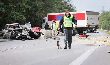 Dopravn nehoda dvou osobnch aut a kamionu zablokovala v ptek dopoledne