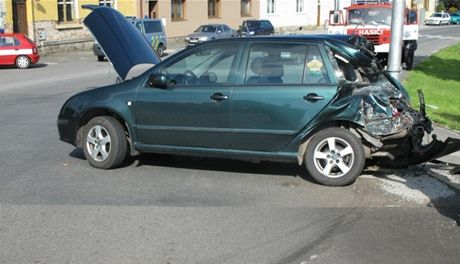 Rychlík zachytil auto na pejezdu v Protivín. idi zejm kvli slunci