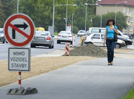 Dlníci vybudují zvýený pechod pro chodce a vytvoí nové dopravní znaení.