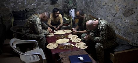 Amerití vojáci se modlí ped jídlem s písluníky afghánské armády