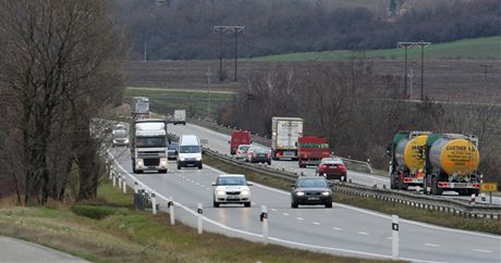 Na silnici R46 v srpnu po dvou letech skonily rozsáhlé opravy a úpravy povrchu a svodidel. Díky tomu se zde brzy zvýí rychlostní limit. (ilustraní snímek)