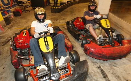 Motokrov drha Lamborghini Kart Arena v nejvym pate nadzemnho parkovit