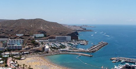 Sinice se zaala u ostrova Tenerife objevovat u v ervnu, nyní se vak dostává i k pláím ostrova Gran Canaria. Ilustraní foto