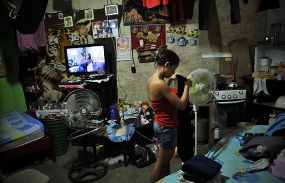 14letá Diana Olmosová rovná prádlo ve svém pokoji v 7. pate nedokoneného