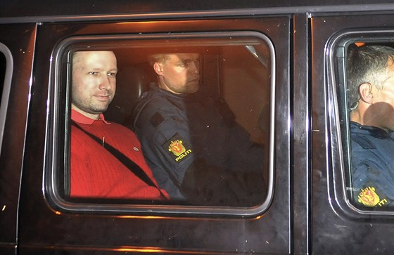 Nortí policisté peváejí Anderse Behringa Breivika (vlevo). (25. ervence...