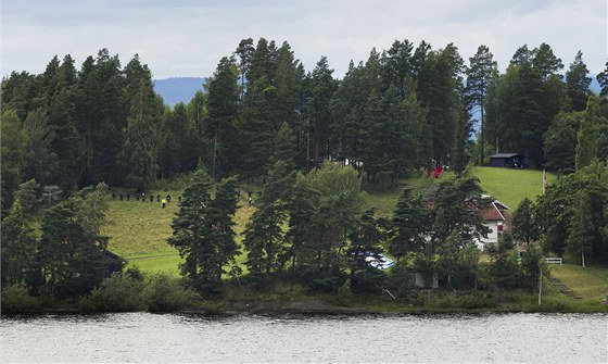 Norská policie prohledává ostrov Utöya. (25. ervence 2011)