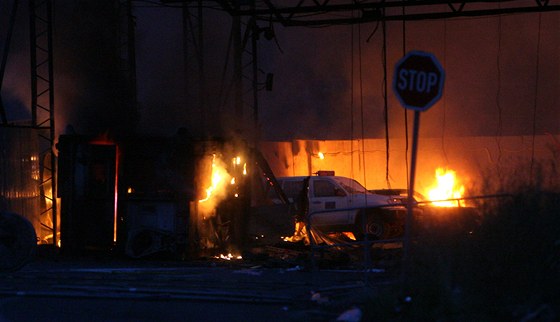 Skupina ozbrojených Srb pepadla a vypálila hraniní pechod Jarinje na
