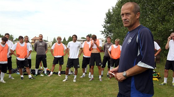 Trénink zlínských fotbalist, pokyny rozdává kou Alois Skácel.