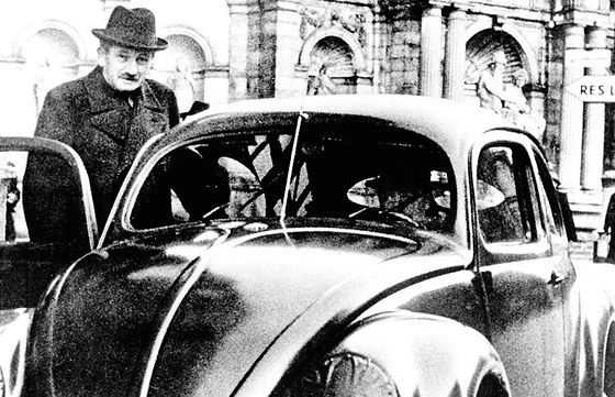 Ferdinand Porsche se svým zkuebním, nejúspnjím vozem Volkswagen Brouk