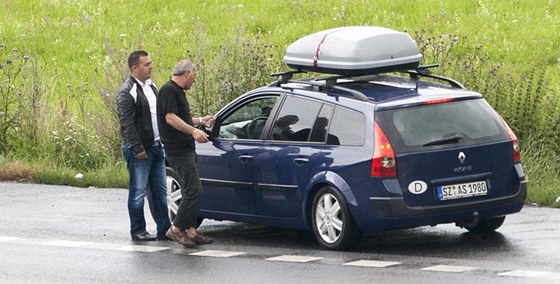 Rumuntí Romové zastavili projídjící nmecké auto. idi se nechal nachytat - podvodníkovi dal nkolik bankovek a nic za to nechtl. (29. ervence 2011)