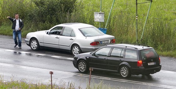 Rumuni zastavují auta pod záminkou, e jim doel benzin i peníze, a tvrdí, e mají jen zlato, které v nouzi prodají hluboko pod cenou.