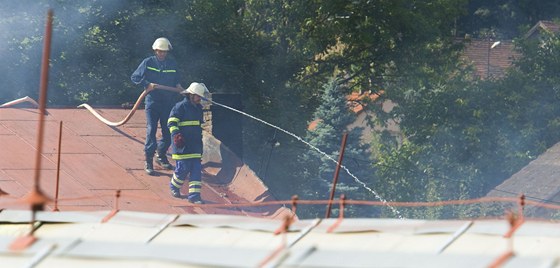 Hasii likvidují poár v areálu firmy v Holoubkov na Rokycansku