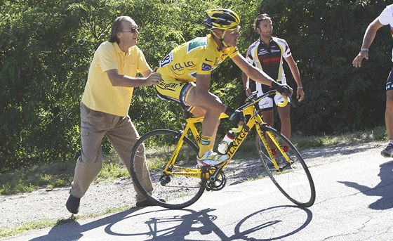 Fanouci pomáhají Thomasi Voecklerovi zpt na tra poté, co lídr Tour de France