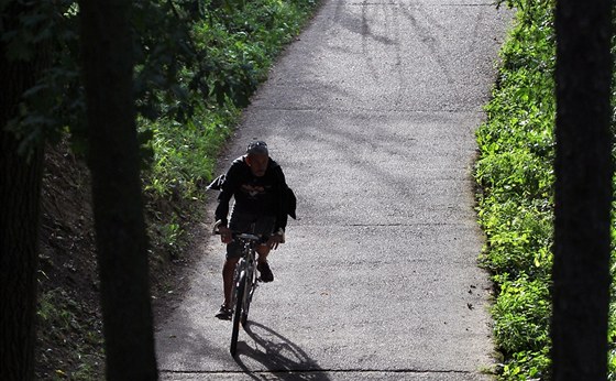 Cyklist na zk stezce u Brnnsk pehrady nedaleko Sokolku