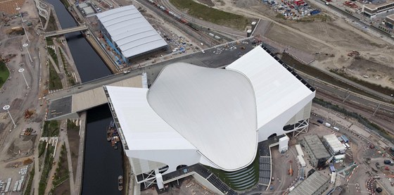 Plavecké centrum (v popedí) a bazén pro vodní pólo urené pro olympijské hry v