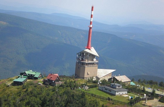 Lysá hora s vysílaem, meteorologickou stanicí a bufety z kabiny vtron.