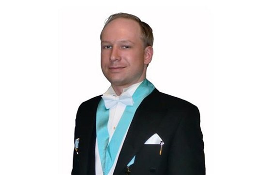Strjce norských útok z 22. ervence 2011 Anders Behring Breivik v obleku s