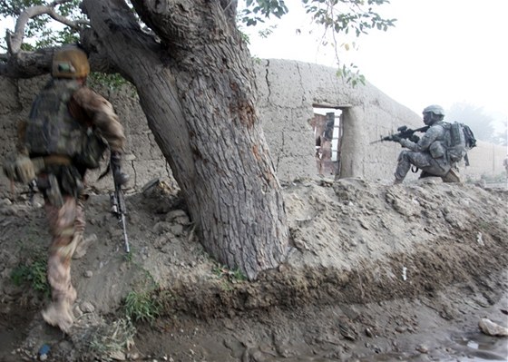 etí a amerití vojáci v akci v afghánském Lógaru