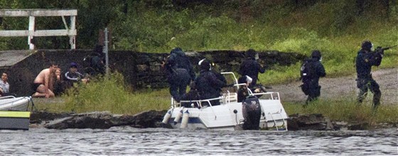 Norská policie zasahuje na ostrov Utoya (22. ervence 2011)