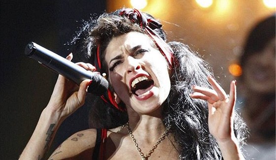 Amy Winehouse pi udílení cen Brit Awards 2008