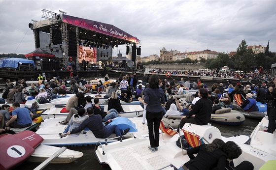 Diváci poslouchají na lodích kapelu The No Smoking Orchestra na koncertu,