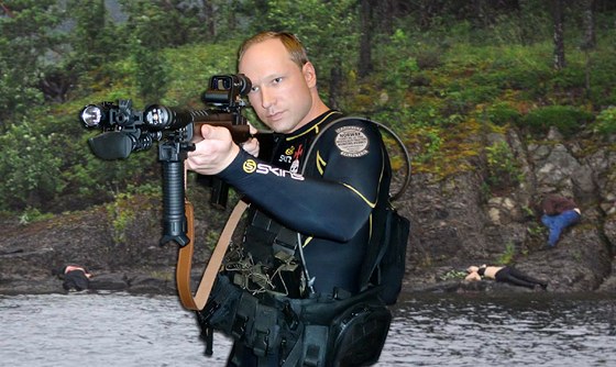 Anders Behring Breivik s útonou pukou. Fotografii zveejnil ve svém manifestu.