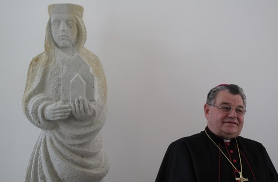 Arcibiskup praský Dominik Duka v Senátu poehnal sochu sv. Aneky.
