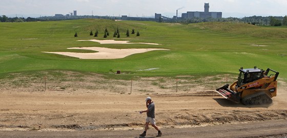 Z tebního areálu nedaleko Karviné vzniká devítijamkové golfové hit.