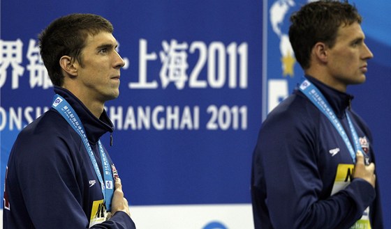 O STUPE NÍ. Michael Phelps (vlevo) byl zvyklý stávat tam, kam tentokrát