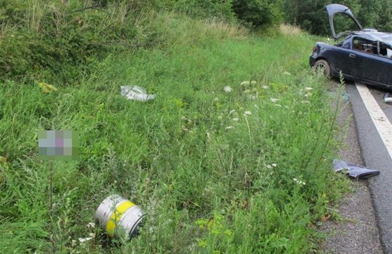Nehoda Opelu Tigra u Zámrsku, v aut se rozkolísal pivní sud. (22. ervence