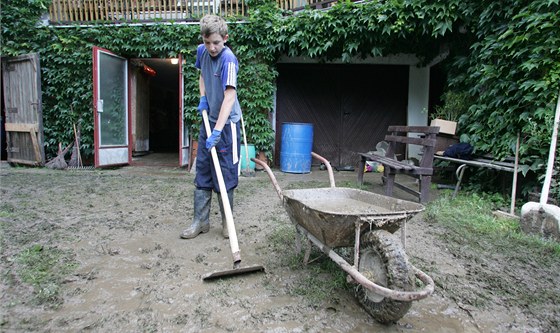 Úkld u zatopeného domu Václava varce v Cháborech, kam se vylila rozvodnná