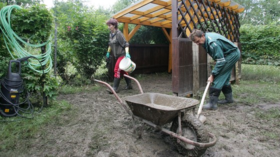Úklid zahrady u zatopeného domu Václava varce v Cháborech, kam se vylila