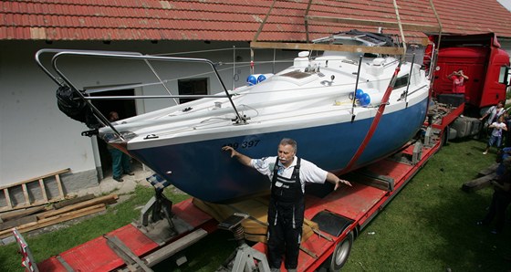 Nakládání plachetnice Singa v Mokrém na Rychnovsku. 