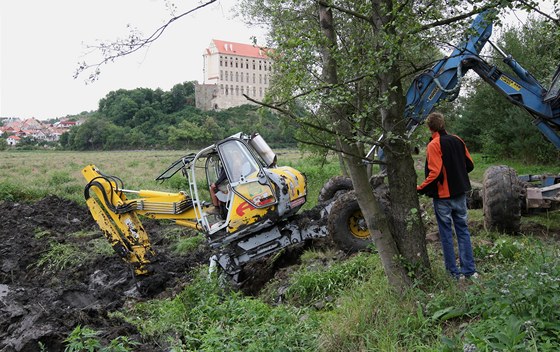 V pondlí mly zaít pípravné práce spojené s bagrováním dna Podhradského...