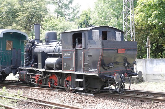 Vykolejená historická lokomotiva u Jihlavy