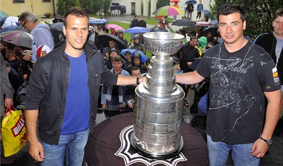 JE NÁ! David Krejí (vlevo) a Tomá Kaberle pózují se Stanley Cupem v...