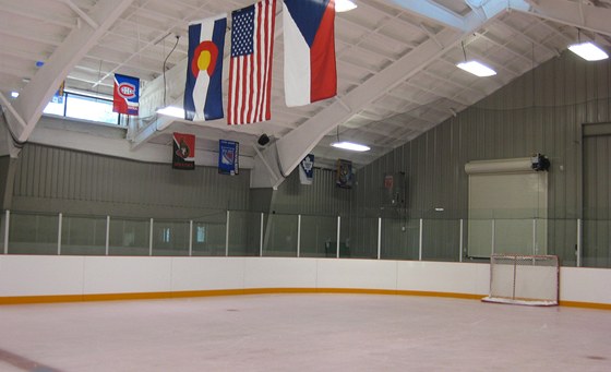Souástí sídla Milana Hejduka v americkém Parkeru je i hokejová hala. 