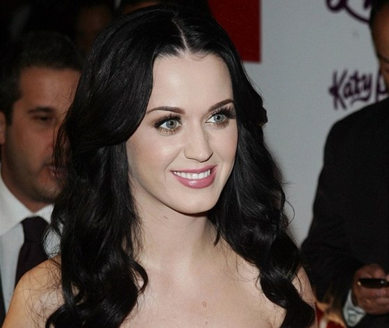 Katy Perry se v Mexiku ukázala v atech s odváným dekoltem