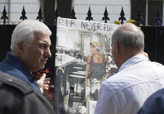 Mitch Winehouse si prohlíí plakáty od fanouk ped domem své dcery