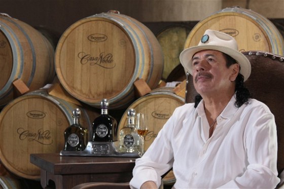 Carlos Santana v reklam na tequilu Casa Noble