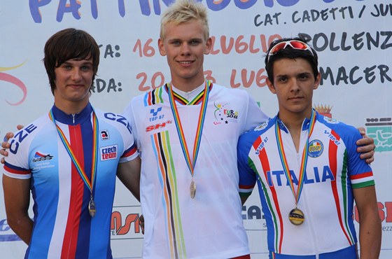 Adam Adlt (vlevo) na stupních vítz na mistrovství Evropy junior v kolekovém
