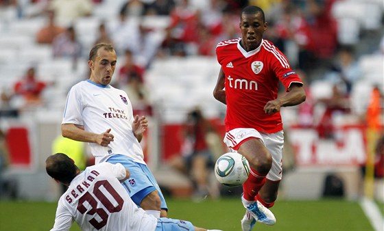 Emerson z Benfiky Lisabon proniká pes htráe Trabzonsporu. 