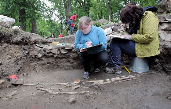 Studenti Jihoeské univerzity v rámci letní archeologické koly pomáhají
