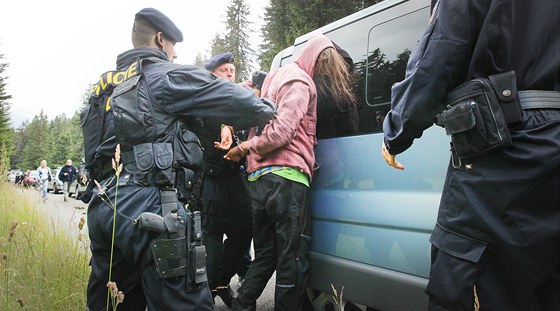 Policisté pi zásahu proti aktivistm u Ptaího potoka.