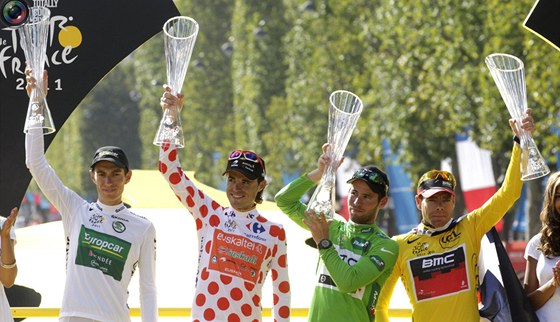 tyi nejlepí cyklisté Tour de France 2011 s cenami z eského kiálu