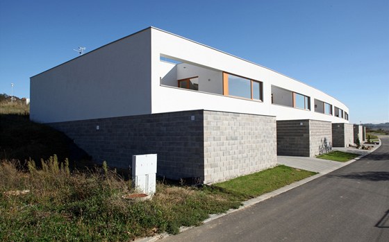 Dvojpodlažní řadový dům se zahradou je řazen do čtyř sekcí po čtyřech. Uliční