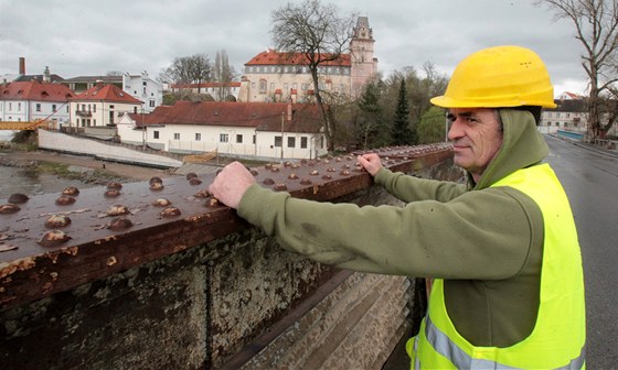 Nýtový most v Brandýse nad Labem tsn ped demolicí, v pozadí provizorní