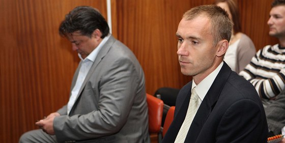 Dva ze tveice obalovaných, branká Sigmy Petr Drobisz (v popedí) a bývalý