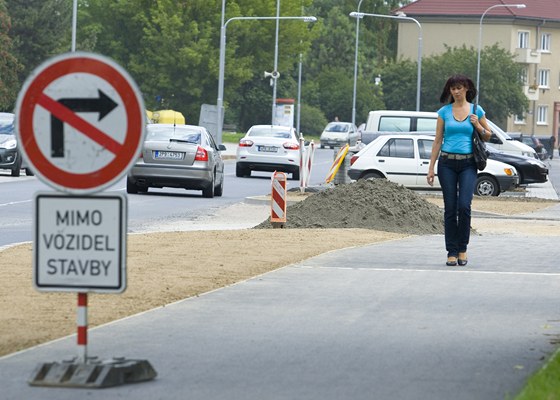 Dlníci vybudují zvýený pechod pro chodce a vytvoí nové dopravní znaení.