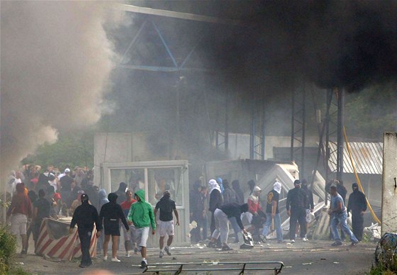 Srbové vypálili pechod Jarinje na severu Kosova. (28. ervence 2011)